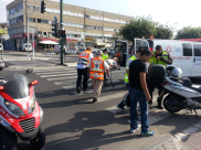  بالصور: إصابة راكب دراجة نارية بحادث طرق ذاتي في شارع بن تسفي بيافا 